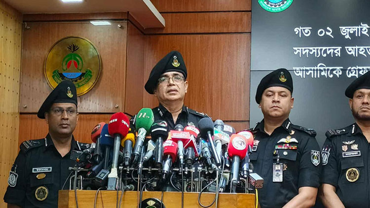 ছেলের পরকীয়া ঠেকাতে মা ফোনে জানান বিমানে বোমা আছে: র্যাব