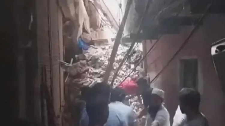 দিল্লিতে আবাসিক ভবন ধস, চাপা পড়েছেন বহু মানুষ