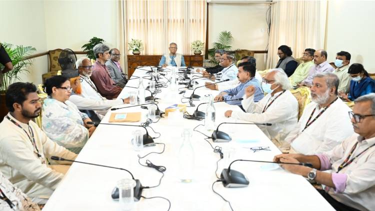 ১৩ রাজনৈতিক দলের সাথে বৈঠকে বসেছেন প্রধান উপদেষ্টা