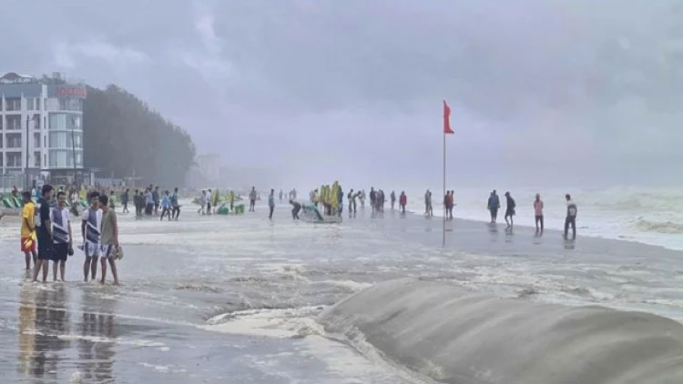 লঘুচাপে উত্তাল সাগর, কক্সবাজারে পর্যটকদের হোটেল বুকিং বাতিল