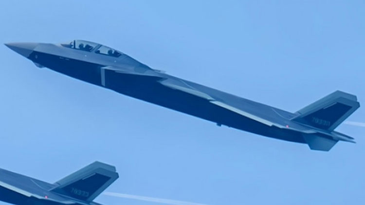 বিশ্বের প্রথম দুই আসনের জে-২০এস যুদ্ধবিমান উন্মোচন করল চীন