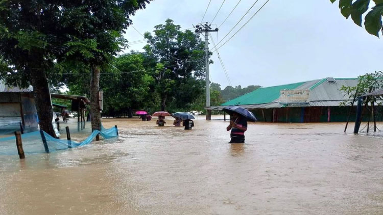 ফেনীতে প্লাবিত হচ্ছে নতুন নতুন এলাকা, বিদ্যুৎ ও যোগাযোগ বিচ্ছিন্ন