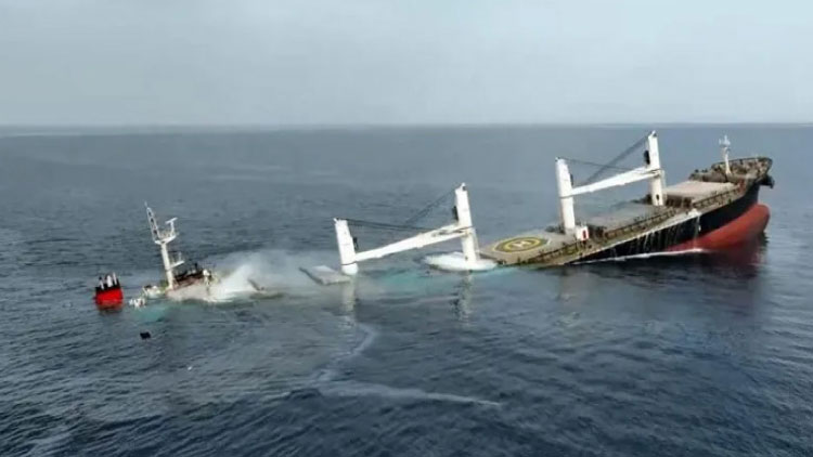 হুথি হামলায় লোহিত সাগরে জাহাজ ডুবে নিহত ৪, নিখোঁজ ১৫