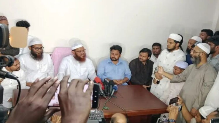 মধ্যরাতে চরমোনাই পীরের দরবারে এনসিপির নেতারা