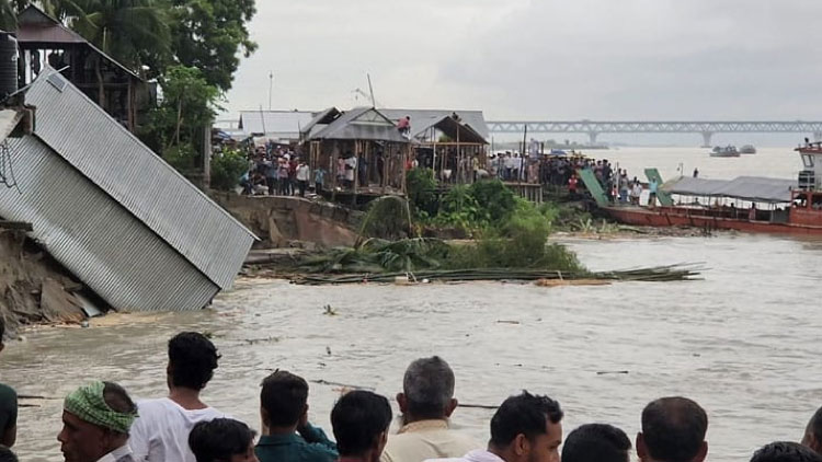 পদ্মা সেতু প্রকল্প রক্ষা বাঁধে ভয়াবহ ভাঙন