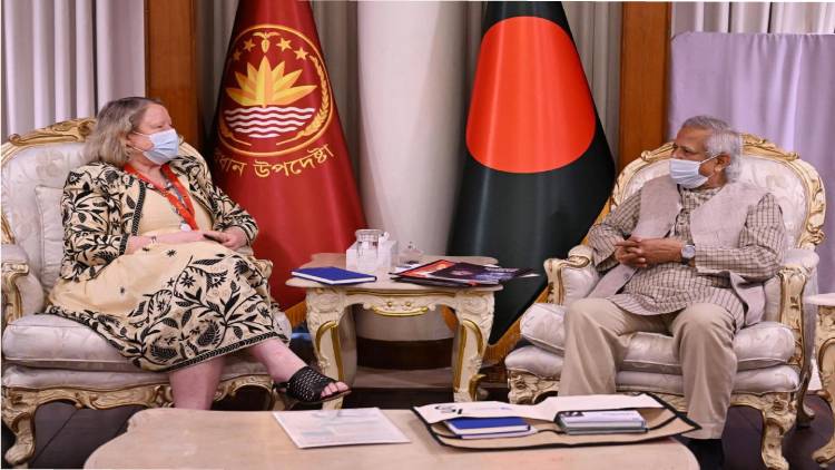 ভুয়া খবর অব্যাহত বোমাবর্ষণের মতো: প্রধান উপদেষ্টা