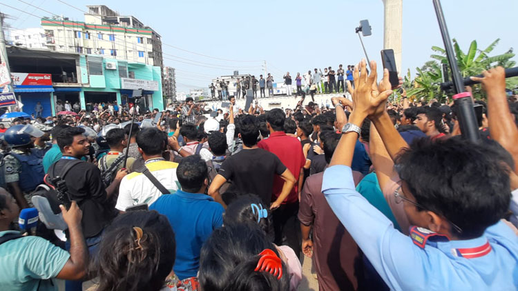 ৬ ঘণ্টা পর কলেজ থেকে বের হয়ে ফের অবরুদ্ধ দুই উপদেষ্টা