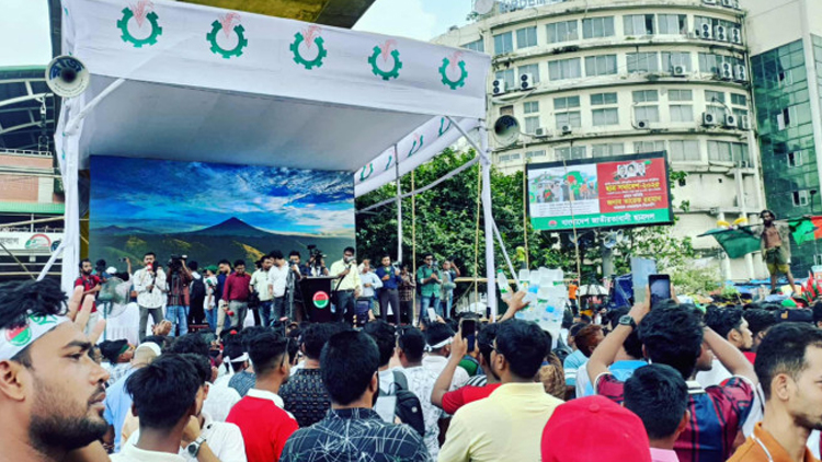 শাহবাগে সমাবেশস্থলে ছাত্রদলের নেতা–কর্মীদের ভিড়, প্রস্তুত মঞ্চ