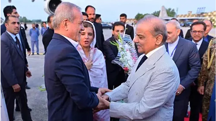 দুইদিনের রাষ্ট্রীয় সফরে পাকিস্তান পৌঁছালেন ইরানের প্রেসিডেন্ট