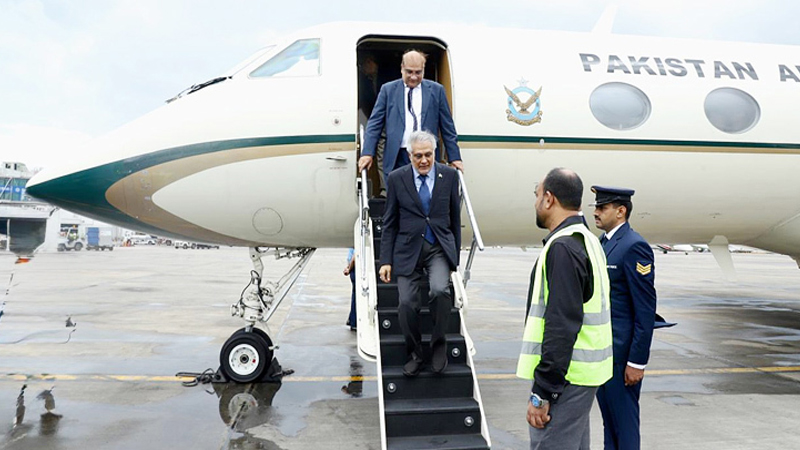 ঢাকায় পৌঁছেছেন ইসহাক দার