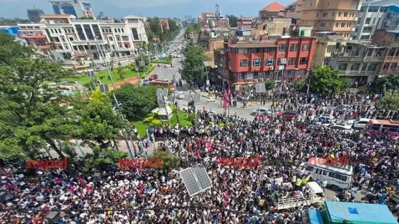 ফুঁসে উঠেছে নেপাল, পার্লামেন্টে ঢুকে পড়েছে জেন-জি বিক্ষোভকারীরা
