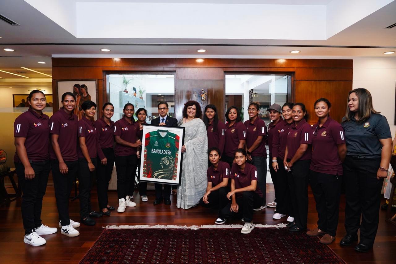 Women Cricket team with Indian High 2