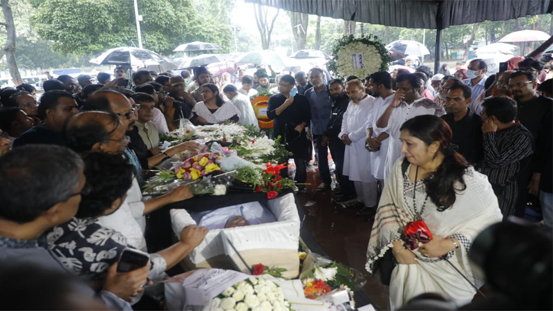 বৃষ্টির মাঝেই শহীদ মিনারে সৈয়দ মনজুরুল ইসলামের প্রতি শ্রদ্ধা
