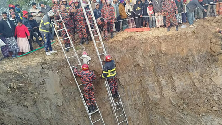মাটির ৪৫ ফুট গভীরে ফায়ার সার্ভিস, এখনো উদ্ধার হয়নি শিশু সাজিদ