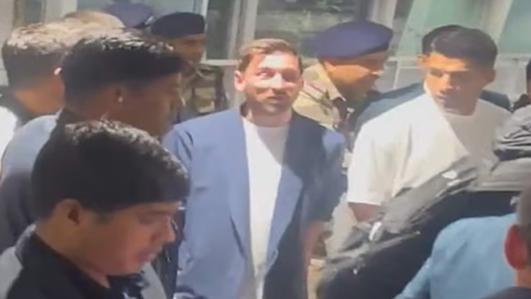 গভীর রাতে কলকাতায় পা রাখলেন মেসি