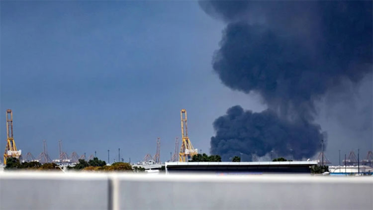 দুবাইয়ে অবস্থানরত কুয়েতি তেলবাহী ট্যাংকারে ইরানের হামলা