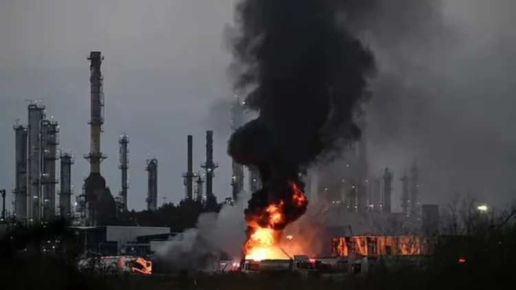 ইসরায়েলের হাইফার তেল শোধনাগারে ইরানের ক্ষেপণাস্ত্র হামলা