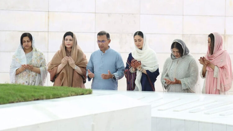 সপরিবারে মা-বাবার কবর জিয়ারত করলেন প্রধানমন্ত্রী