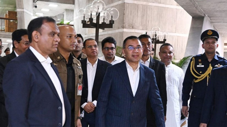 প্রথম অধিবেশনে যোগ দিতে সংসদে প্রধানমন্ত্রী