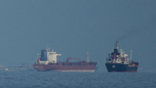 মার্কিন নিষেধাজ্ঞার মধ্যেই হরমুজ পার হলো চীনা জাহাজ