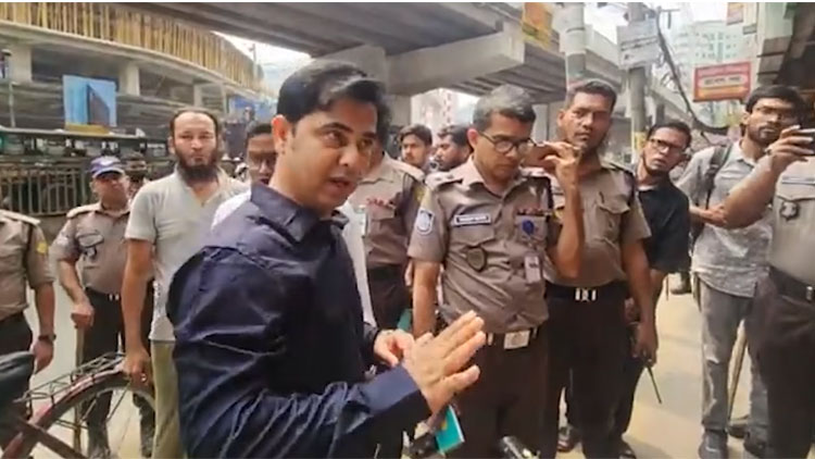 রাজধানীর সড়কে চলছে ডিএমপির উচ্ছেদ অভিযান
