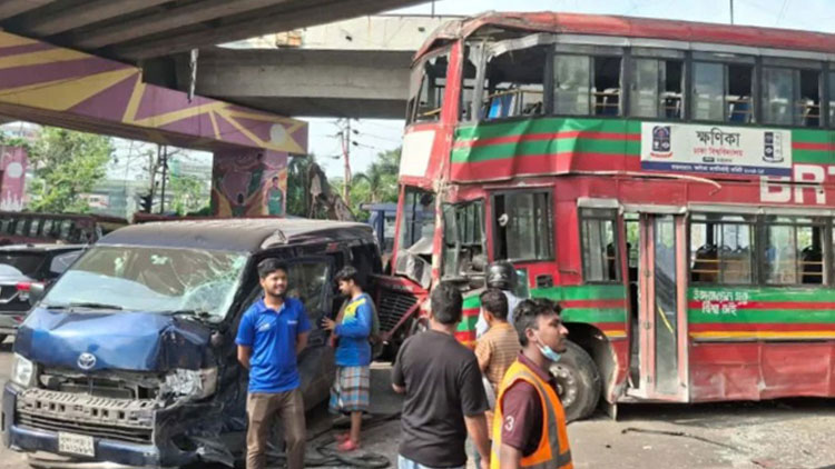 দুর্ঘটনার কবলে ঢাবির ‘ক্ষণিকা’ বাস, ৮ শিক্ষার্থী আহত