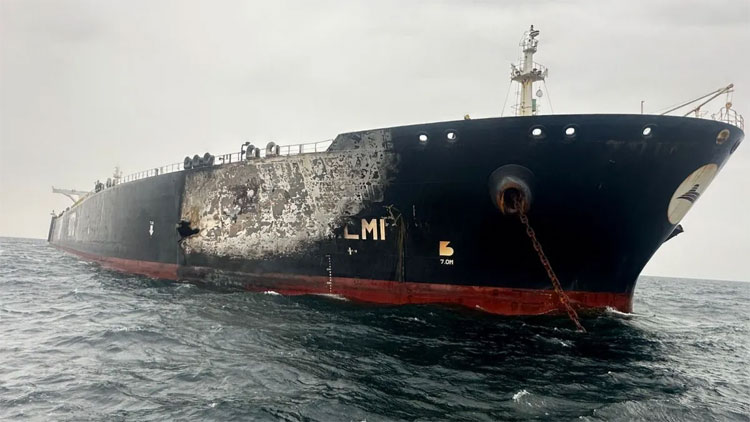 কাতার উপকূলে মিসাইলের আঘাতে তেলবাহী জাহাজ ক্ষতিগ্রস্ত