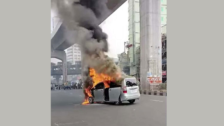 ফার্মগেটে একটি চলন্ত মাইক্রোবাসে আগুন