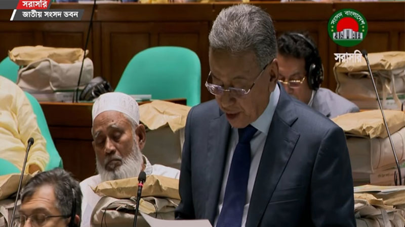 প্রথমবারের মতো সংসদে বাজেট বক্তৃতা দিচ্ছেন আমির খসরু