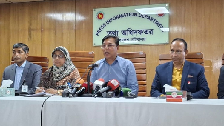 বিমানবন্দরে লাগেজ কেটে হাজিদের মালামাল চুরির অভিযোগ অসত্য: বিমান প্রতিমন্ত্রী