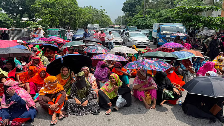 বকেয়া বেতনের দাবিতে তেজগাঁওয়ে শ্রমিকদের সড়ক অবরোধ